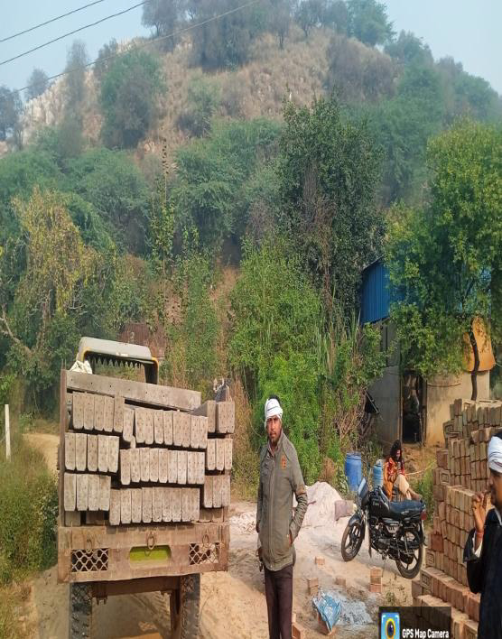 जनपद मथुरा के बरसाना स्थित राकौली गांव में फेंसिंग का कार्य
