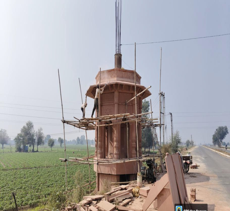 जनपद मथुरा में यमुना एक्सप्रेसवे से पागल बाबा मंदिर वृन्दावन रोड पर नवीन प्रवेश द्वार का निर्माण कार्य