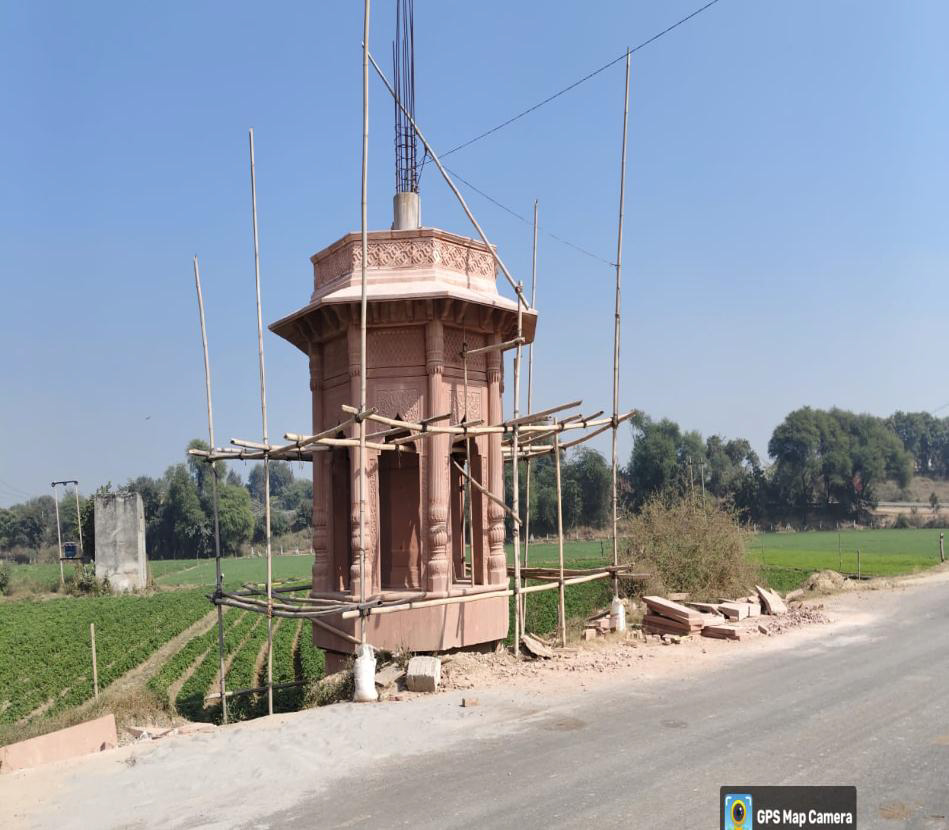 जनपद मथुरा में यमुना एक्सप्रेसवे से पागल बाबा मंदिर वृन्दावन रोड पर नवीन प्रवेश द्वार का निर्माण कार्य