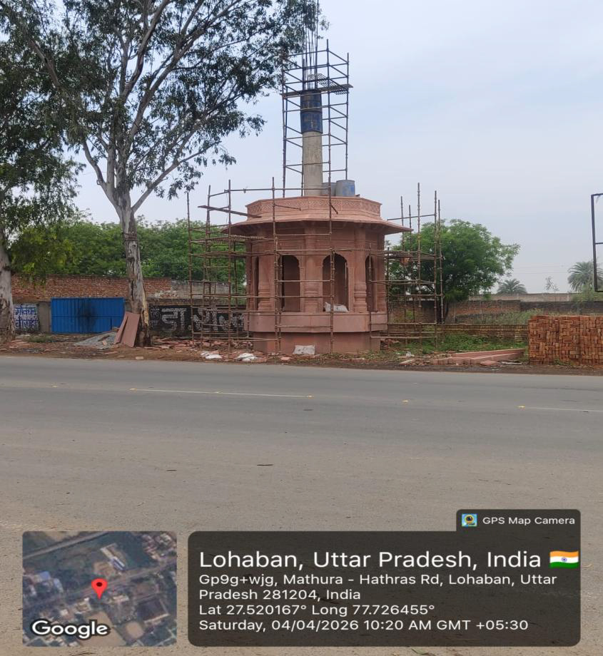 जनपद मथुरा में लक्ष्मीनगर चौराहे के समीप नवीन प्रवेश द्वार का निर्माण कार्य