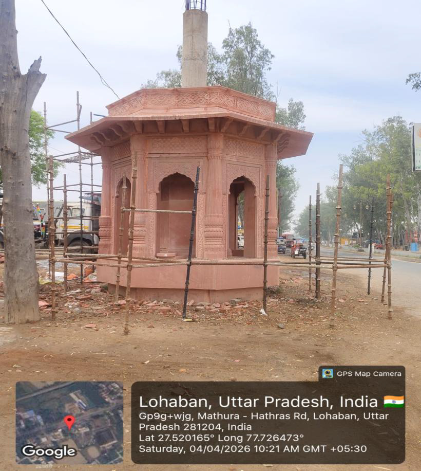 जनपद मथुरा में लक्ष्मीनगर चौराहे के समीप नवीन प्रवेश द्वार का निर्माण कार्य