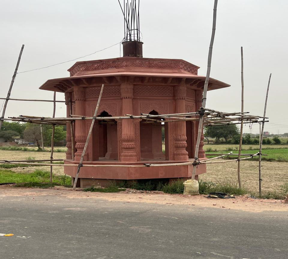 जनपद मथुरा में राष्ट्रीय राजमार्ग के कोटवन बॉर्डर पर भव्य प्रवेश द्वार का निर्माण कार्य