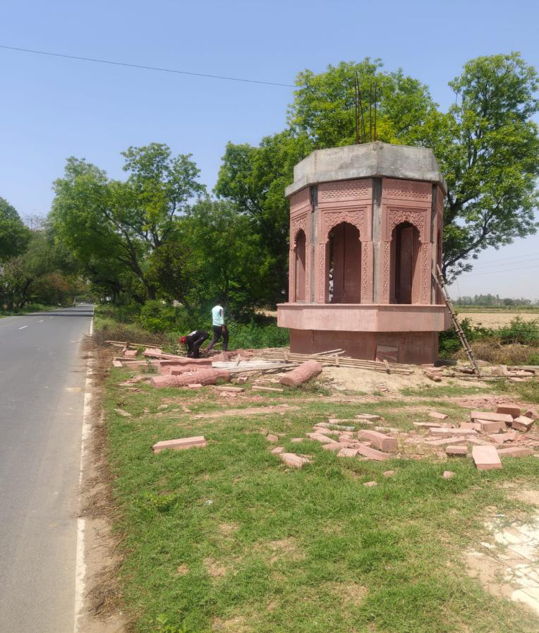 जनपद मथुरा के सोनई बॉर्डर पर प्रवेश द्वार का निर्माण कार्य